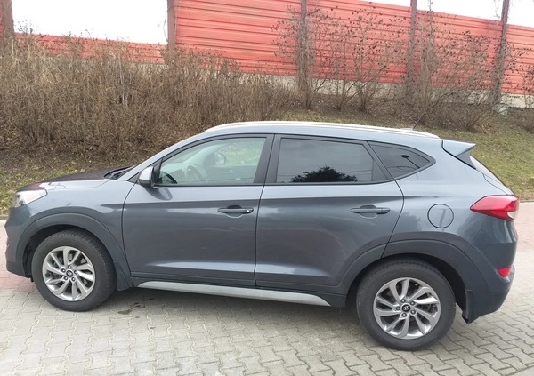 Hyundai Tucson cena 66000 przebieg: 71000, rok produkcji 2017 z Warszawa małe 121